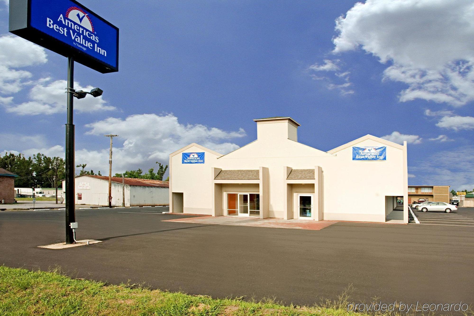 Econo Lodge Metropolis Exterior foto