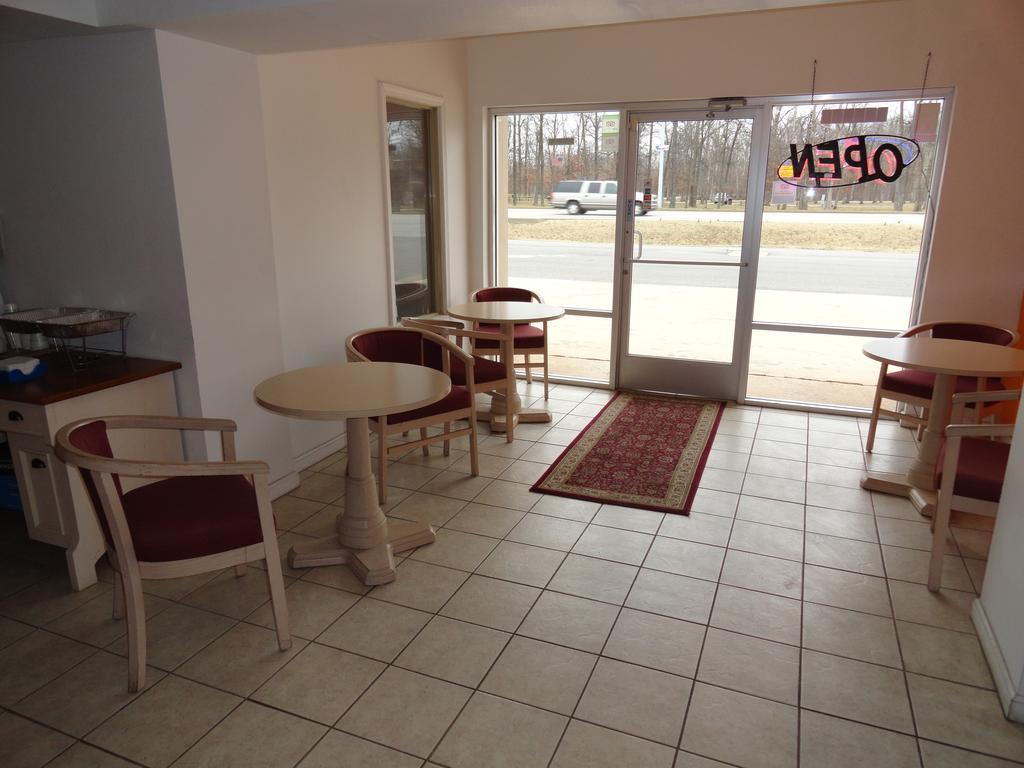 Econo Lodge Metropolis Exterior foto